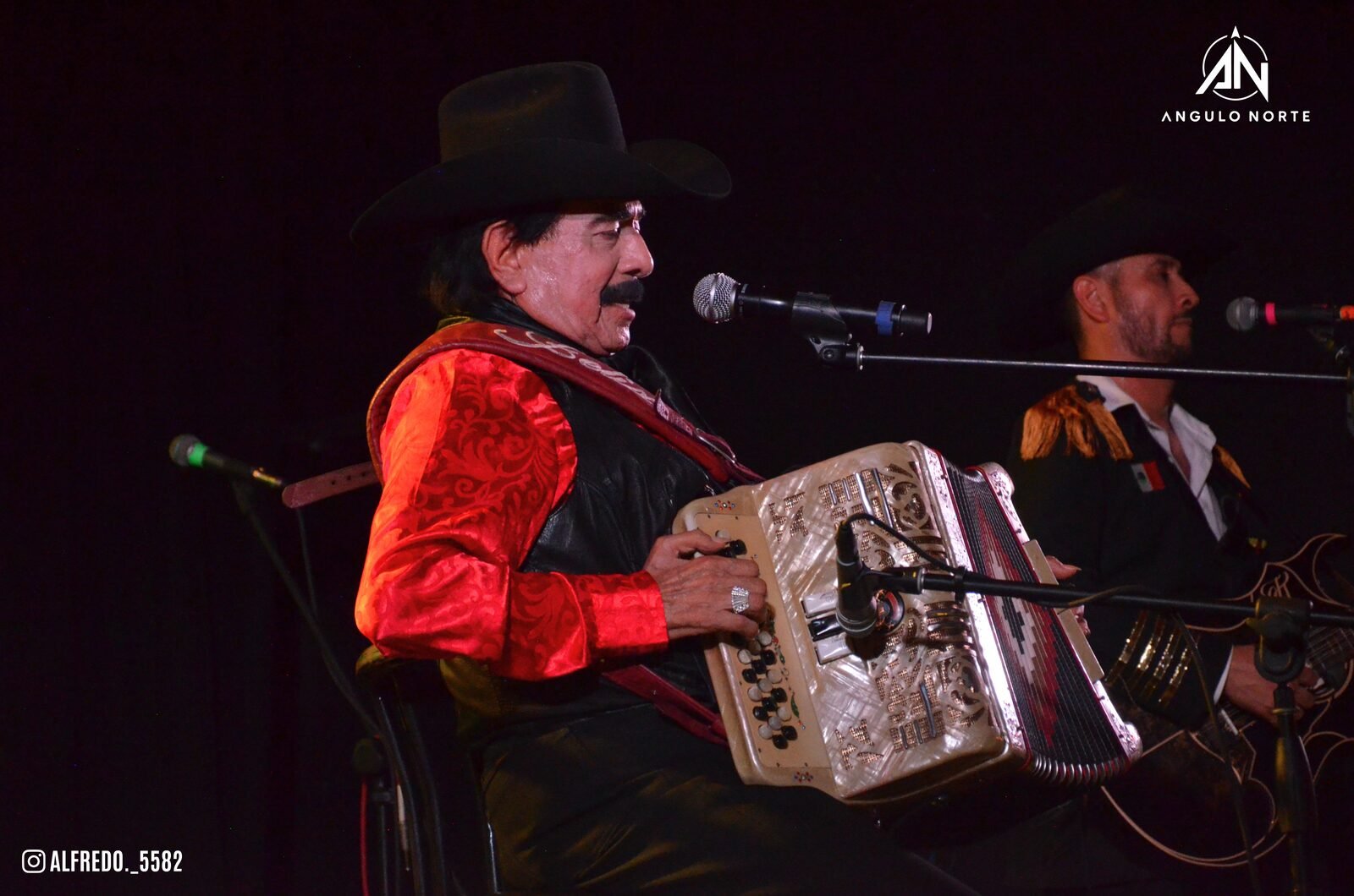 Félix Gallegos en el micrófono